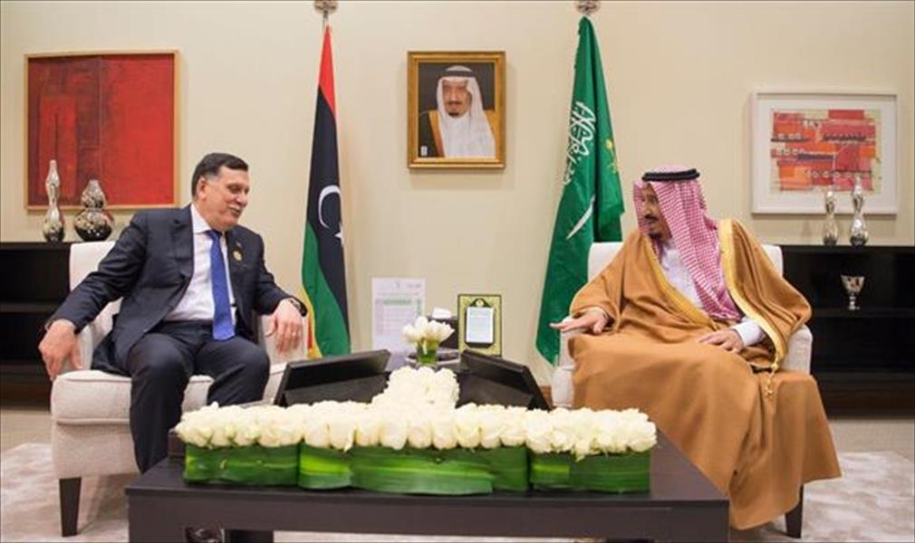 الملك سلمان يلتقي السراج على هامش القمة العربية