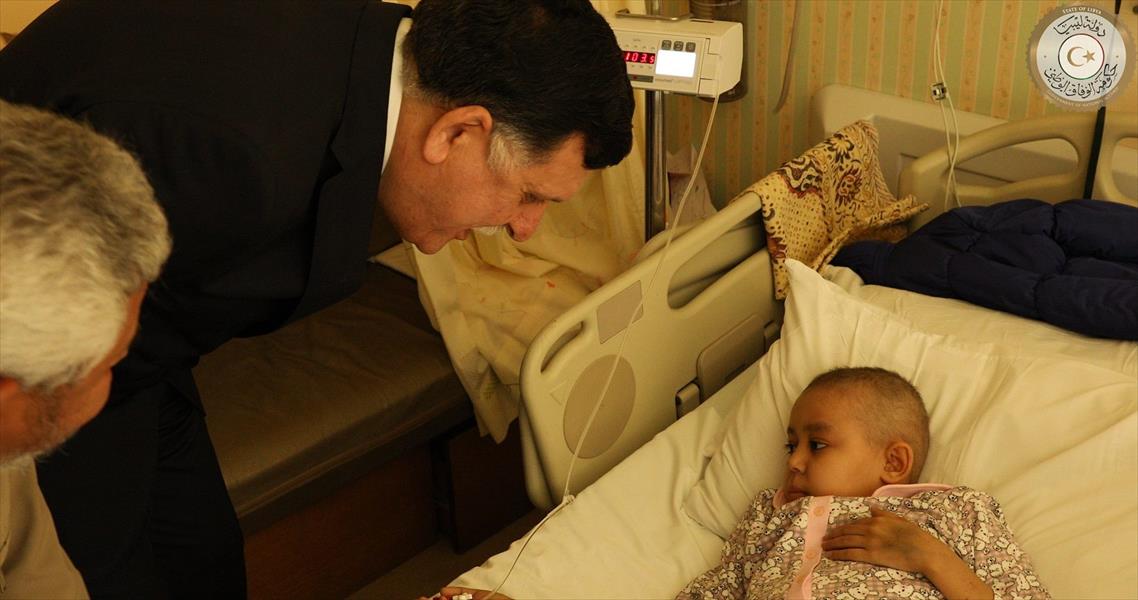 السراج يزور المرضى الليبيين بمركز الحسين للأورام في الأردن