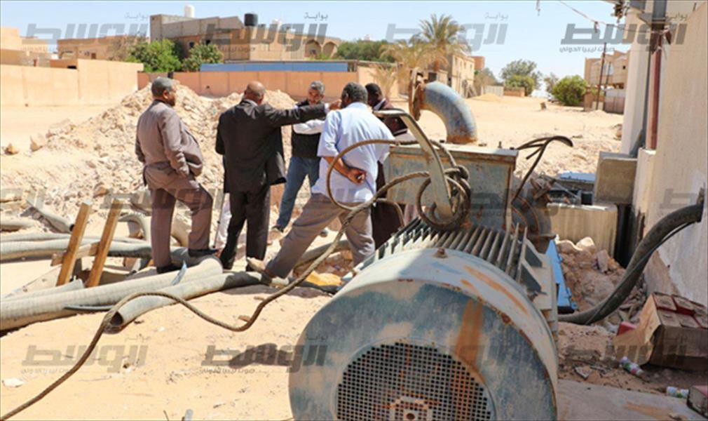 عميد بلدية وادي البوانيس يتفقد مشروع ربط خزان الصرف الصحي بالشبكة الرئيسية في سمنو