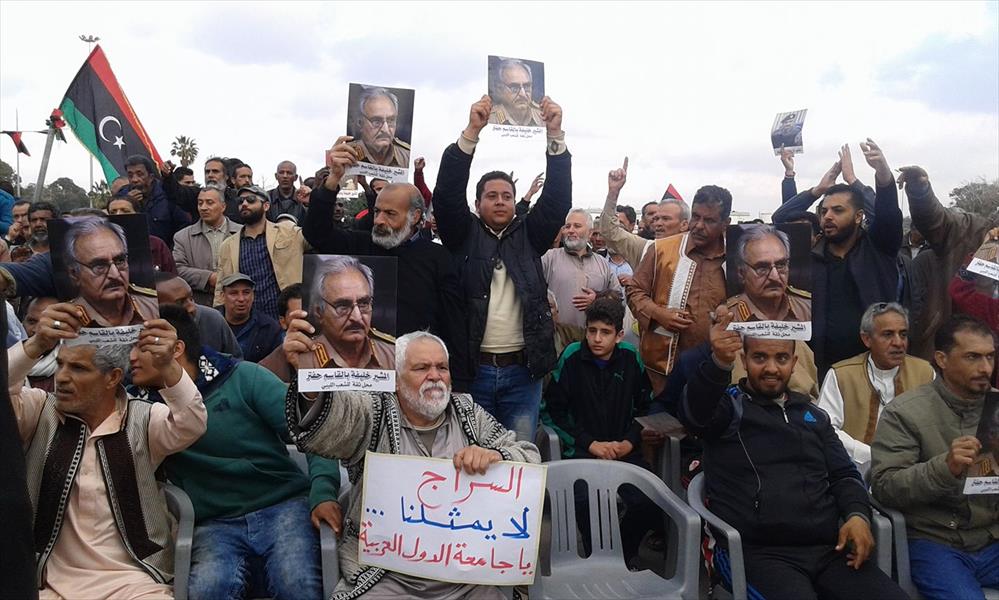 تظاهرة في بنغازي تطالب عقيلة صالح بتسليم السلطة إلى المشير حفتر