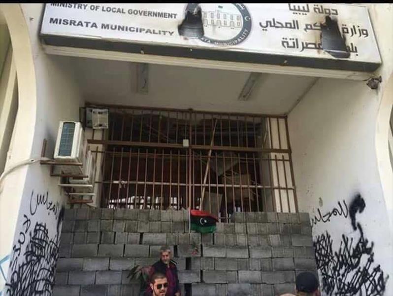 بالصور: محتجون في مصراتة يغلقون مقر المجلس البلدي بالطوب الإسمنتي