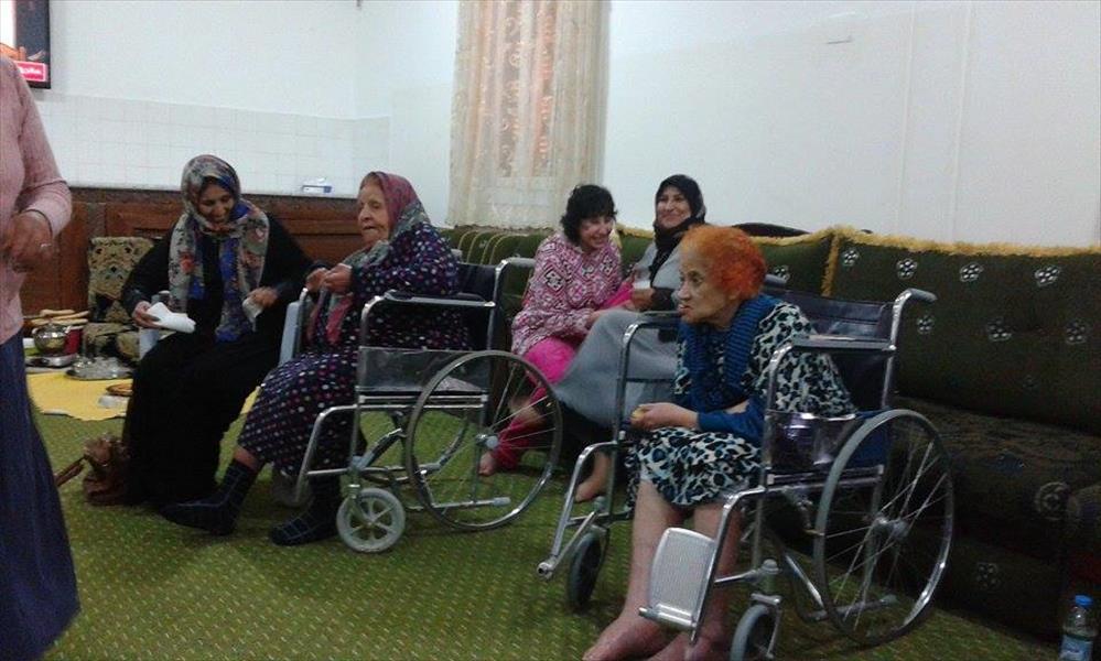 «تجمع نساء الجبل الأخضر» يزور دار المسنين