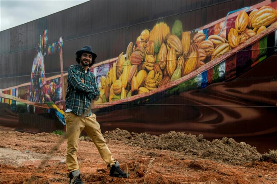 «إدواردو كوبرا» يعمل على إنجاز أكبر جدارية في العالم