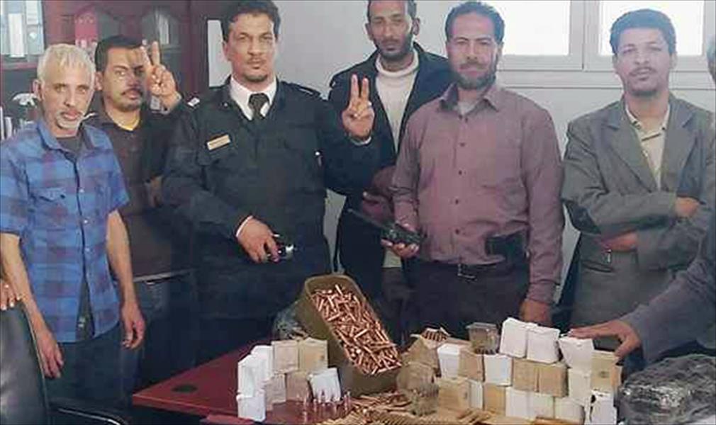 القبض على مهربين بحوزتهم أسلحة وذخائر كانت معدة للتهريب إلى مصر