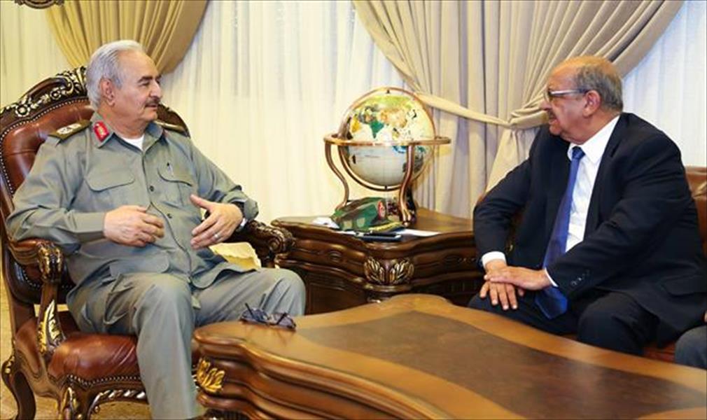 المشير حفتر يلتقي وزير الشؤون المغاربية الجزائري في بنغازي