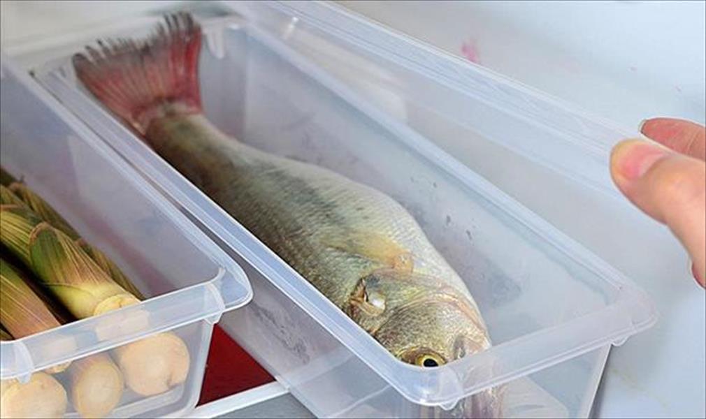 حيلة بسيطة قبل تخرين الأسماك في الثلاجة