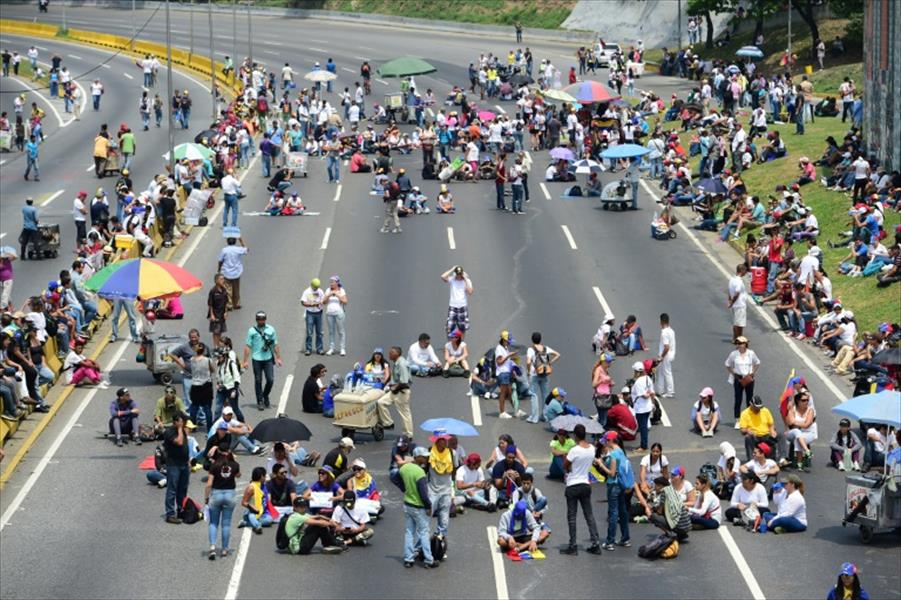 المعارضة الفنزويلية تقطع الطرق لزيادة الضغوط على الحكومة