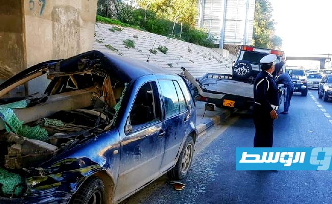 آثار اصطدام السيارة بسياج الطريق السريع في طرابلس، 31 ديسمبر 2022. (مديرية أمن طرابلس)