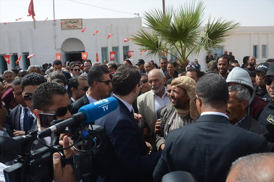 رئيس الحكومة التونسية يرضخ لمطالب «المدينة الغاضبة»