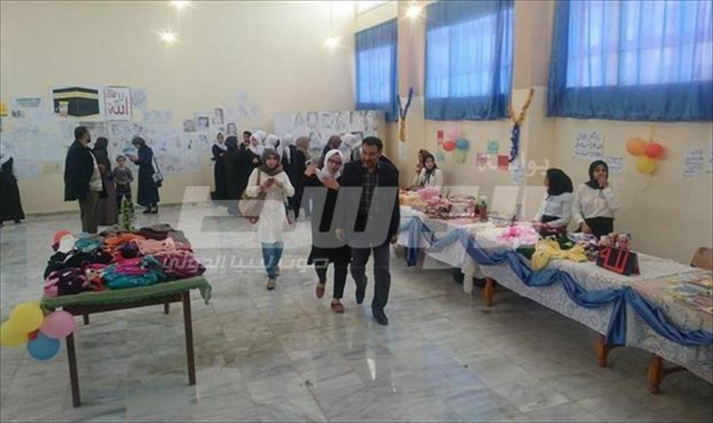 بالصور: سوق خيري ومعرض للرسم في مدرسة نسيبة بنت كعب بطبرق