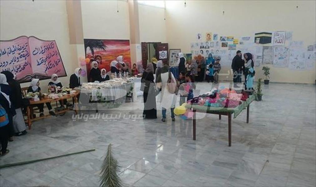 بالصور: سوق خيري ومعرض للرسم في مدرسة نسيبة بنت كعب بطبرق