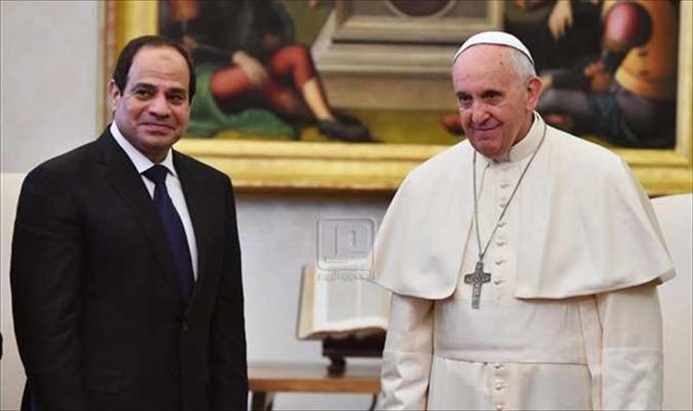 المصريون يستقبلون فرنسيس بلافتات «بابا السلام في مصر السلام»