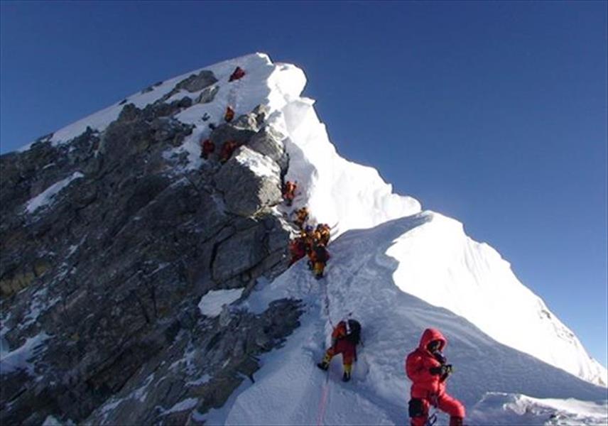 بالصور: متسلق يسقط من أعلى قمم الجبال في العالم