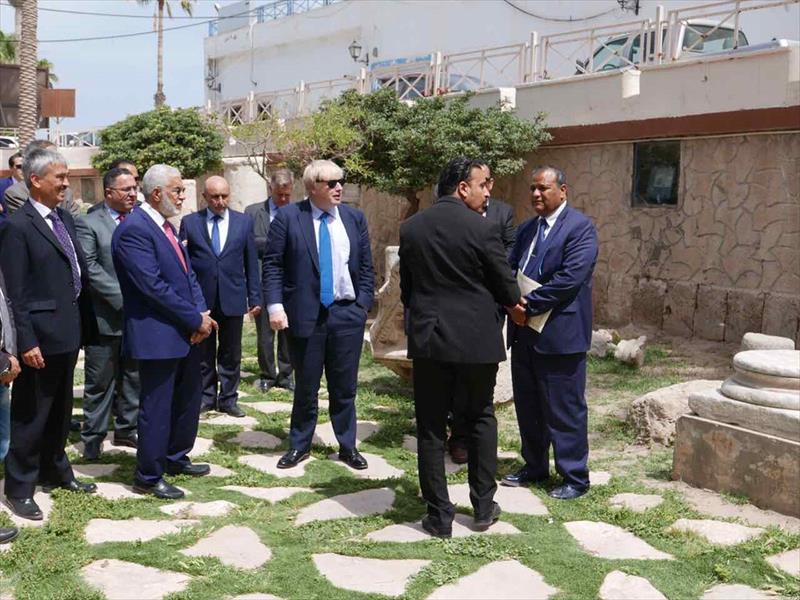 وزير الخارجية البريطاني يزور قوس ماركوس أوريليوس في طرابلس (صور)