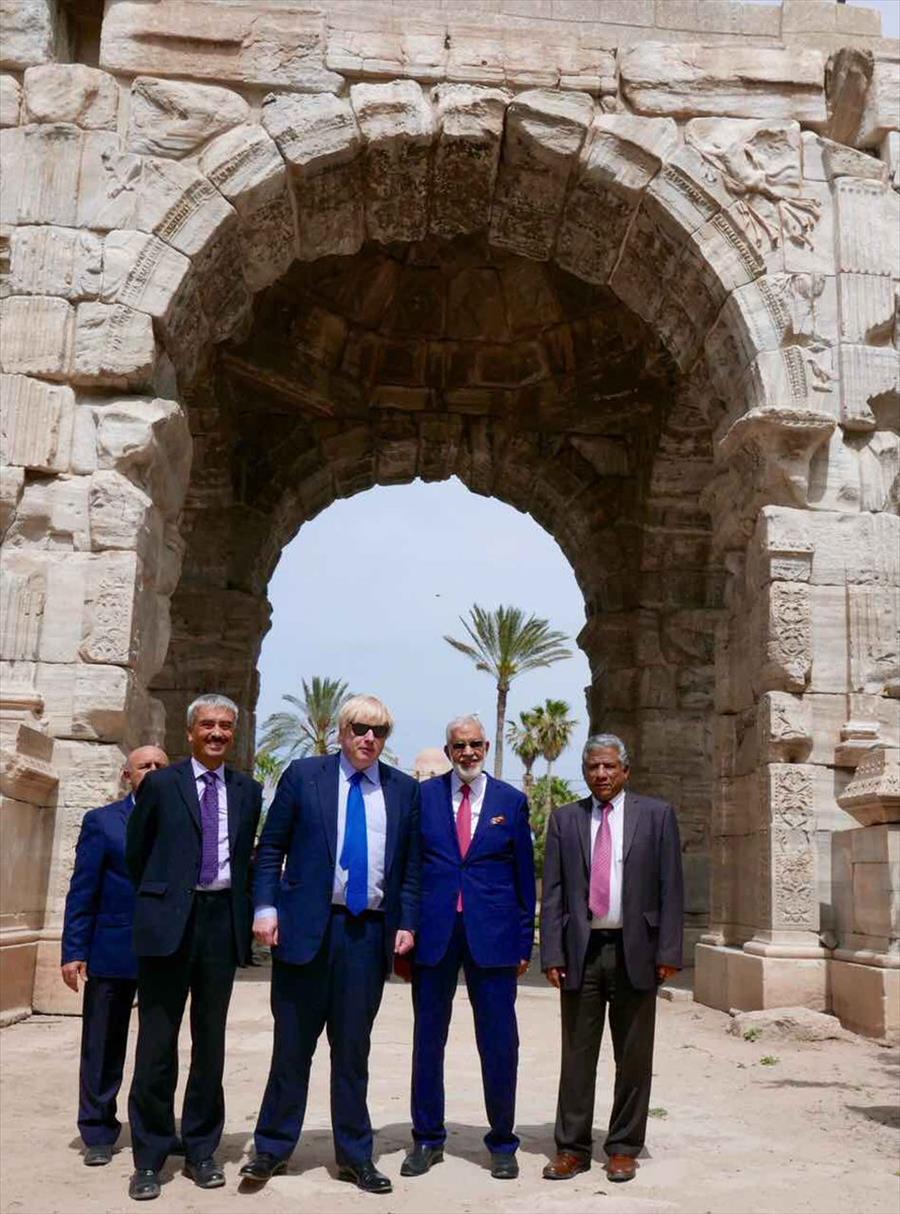 وزير الخارجية البريطاني يزور قوس ماركوس أوريليوس في طرابلس (صور)