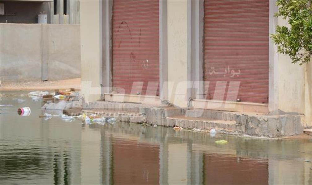 عودة المياه السوداء إلى الشوارع وانهيار خط رئيسي للصرف الصحي في سبها