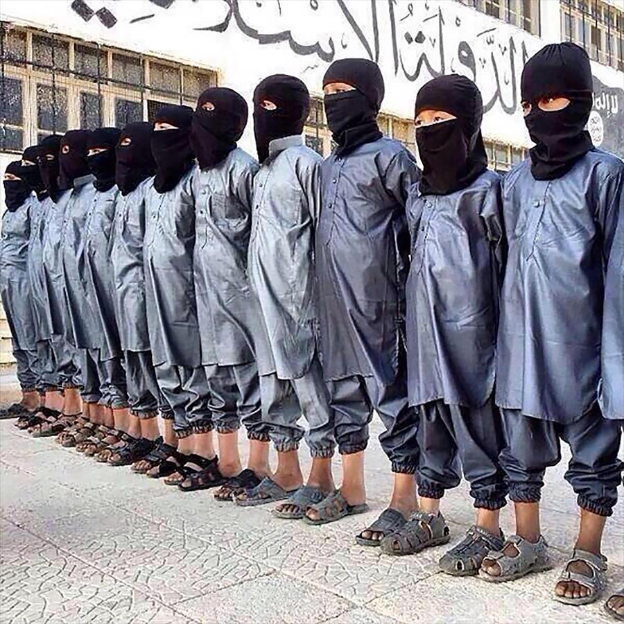 مرصد الأزهر يكشف طريقة «داعش» لتجنيد الأطفال وتدريبهم على القتال