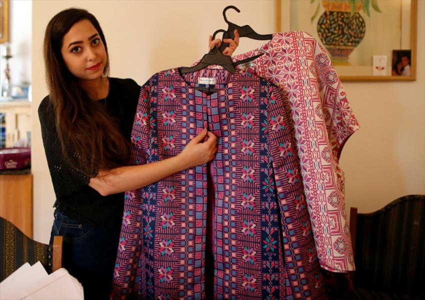 مصممة تضفي لمسة عصرية على الملابس الفلسطينية التقليدية