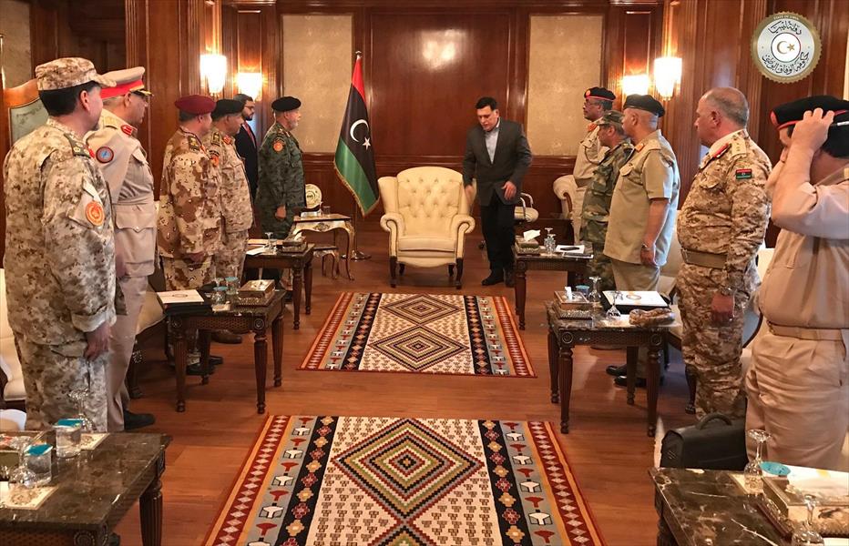 السراج يلتقي ضباطًا من الجيش الليبي في طرابلس