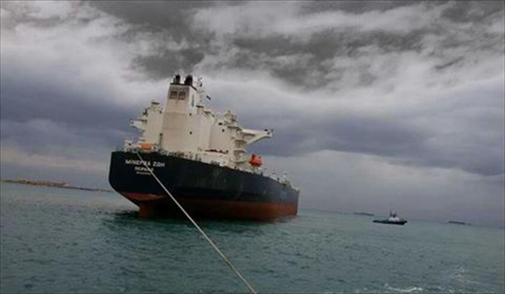 دخول ناقلة النفط لميناء الحريقة بعد نزاع بين شركة القطر والميناء التجاري