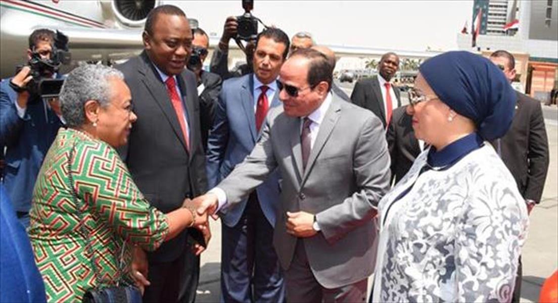 السيسي يستقبل الرئيس الكيني وقرينته خلال توقف طائرتهما بمطار القاهرة