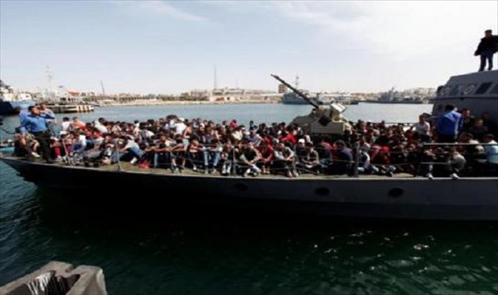 خفر السواحل يعيد 300 مهاجر إلى طرابلس بعد مشاحنة مع سفينة إغاثة
