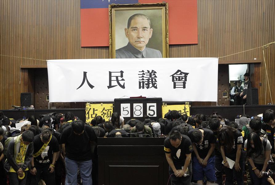 طلبة في تايوان ينهون حصارًا فرضوه على البرلمان