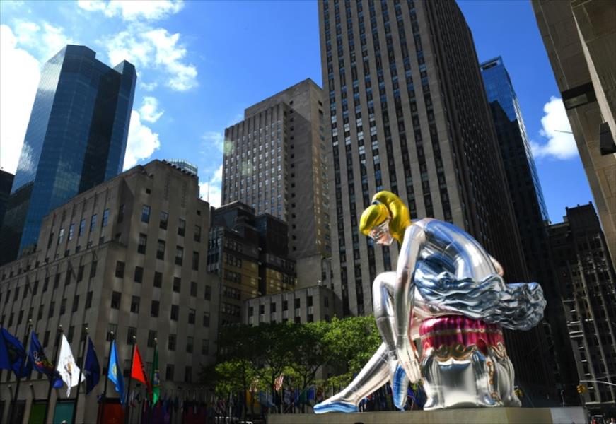 عرض منحوتة «راقصة جالسة» لجيف كونز في مانهاتن
