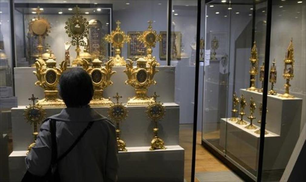 سرقة تاج مرصع بـ1800 حجر كريم من متحف فرنسي