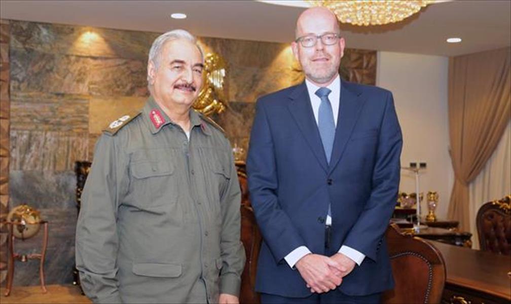 المشير حفتر يستقبل سفير هولندا لدى ليبيا بمقر القيادة العامة