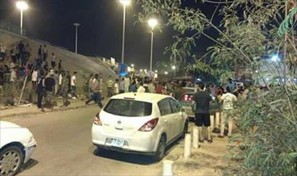 سقوط سيارة من كوبري رأس إعبيدة في بنغازي ونجاة سائقها