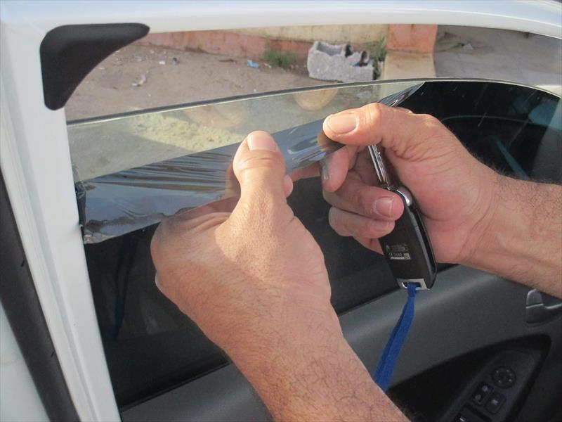 إزالة الزجاج المعتم من آليات مساعدية التفتيش بمديرية بنغازي