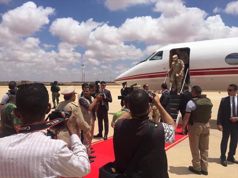 بالصور.. حجازي يصل إلى مطار بنينا في بنغازي
