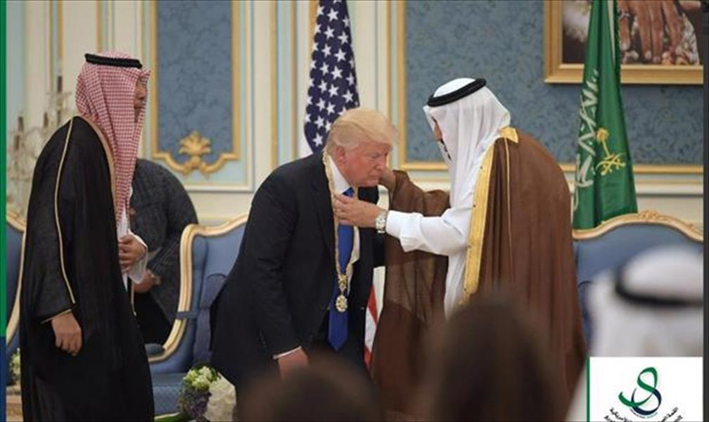 سلمان يمنح ترامب قلادة الملك عبدالعزيز
