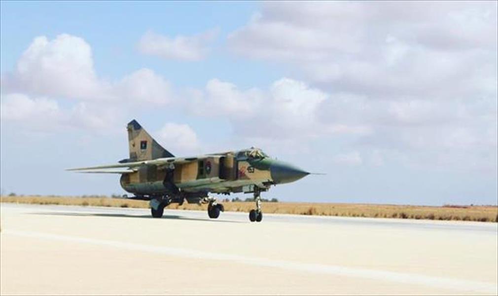 القوات الجوية: مقاتلاتنا استهدفت دُشم ذخائر «سرايا بنغازي» قرب قاعدة الجفرة