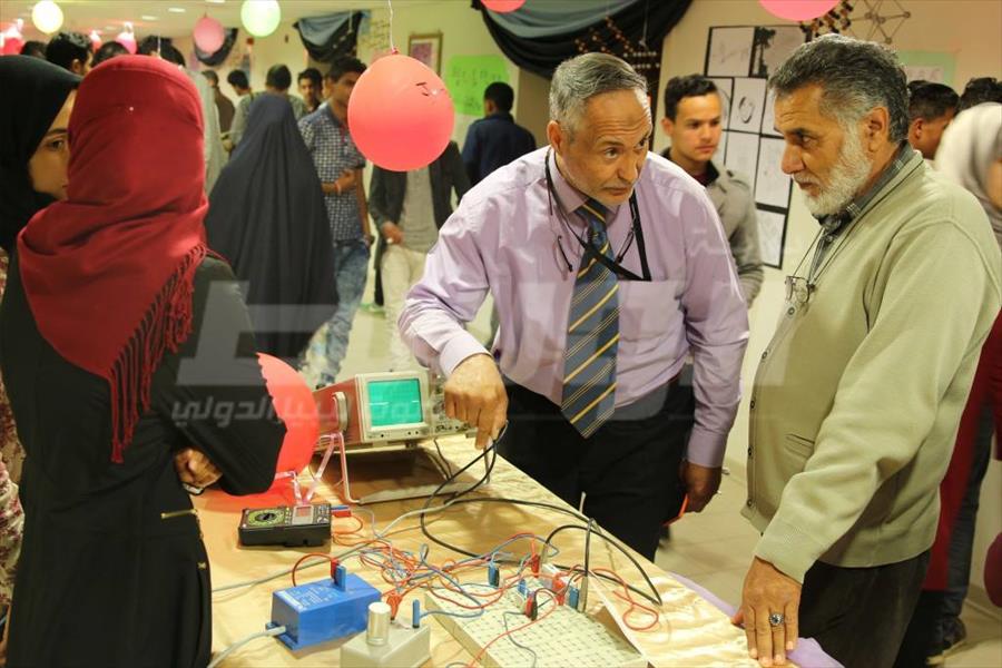 بالصور.. افتتاح معرض قسمي الجيولوجيا والفيزياء بجامعة «عمر المختار»