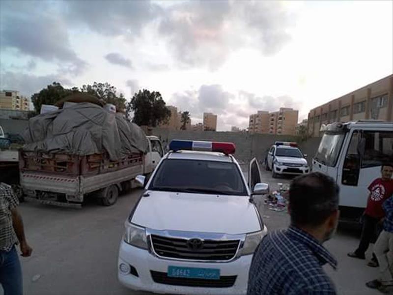 الحرس البلدي بنغازي يشرف على نقل البضائع من سوق العرب