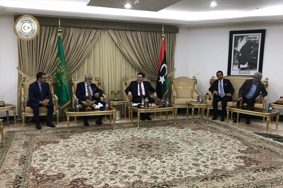 السراج يلتقي أعضاء السفارة الليبية في الرياض
