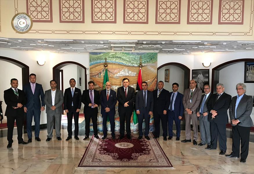 السراج يلتقي أعضاء السفارة الليبية في الرياض