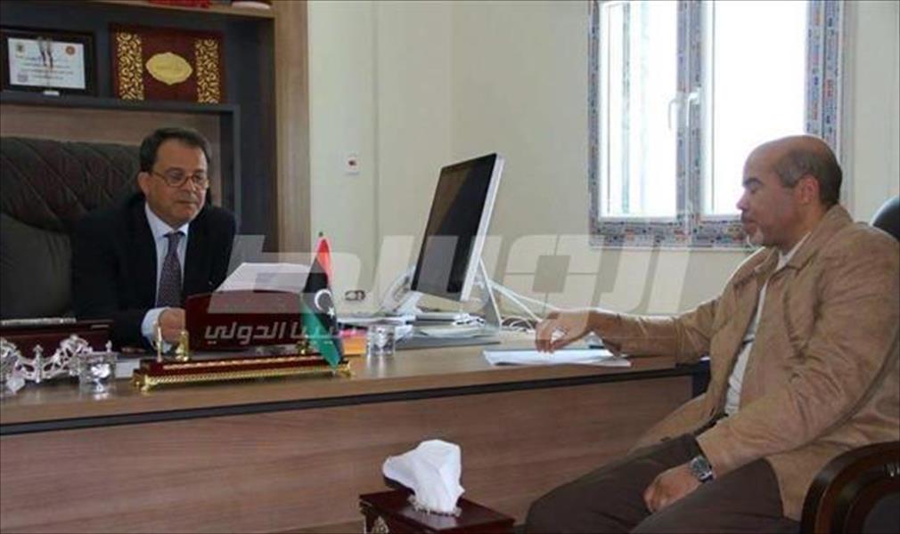 نائب الثني يبحث مع وزير الصحة أوضاع المستشفيات الليبية
