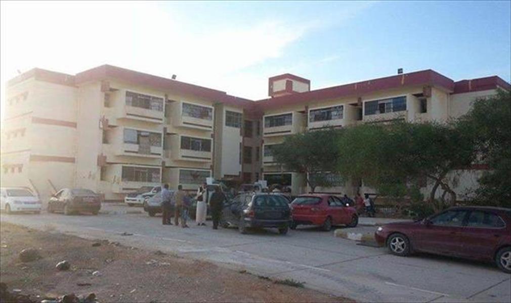 التوصل لحل لإخراج العائلات النازحة من مقر الإسكان الطلابي بجامعة طبرق