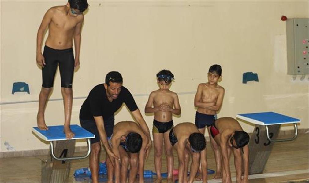 بالصور: جنزور تحتفل بتعليم السباحة لأبنائها