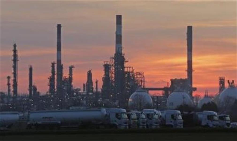 انخفاض أسعار النفط بسبب زيادة الإنتاج الليبي