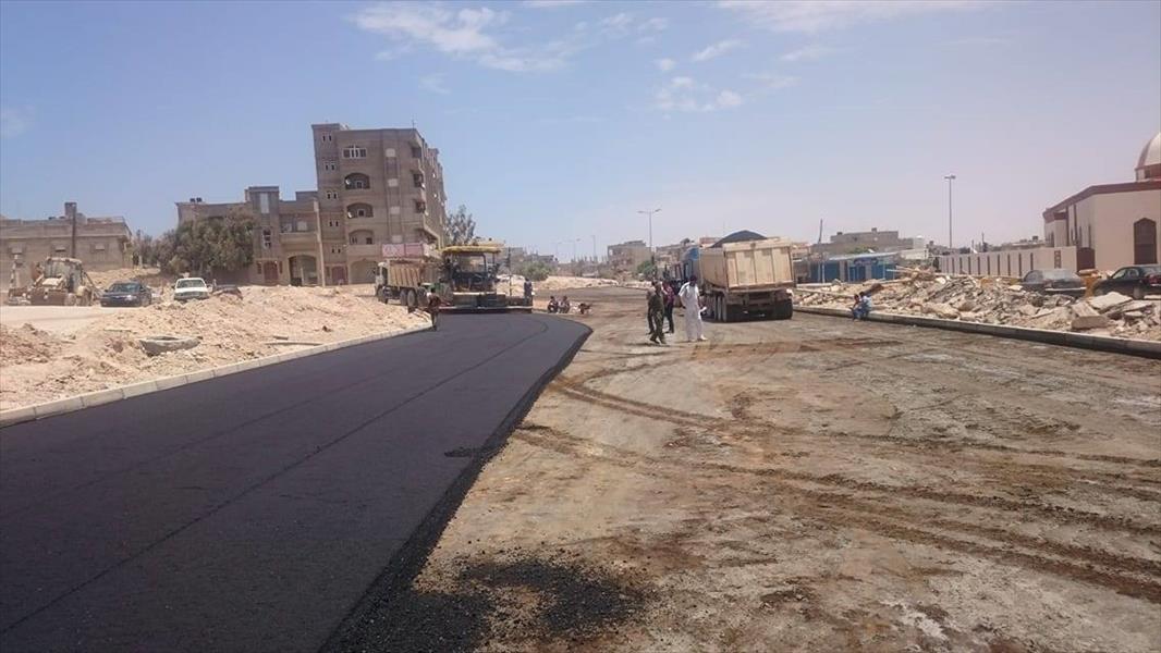 بلدية طبرق تشرع في تنفيذ أعمال رصف طريق ومفترق السنينات
