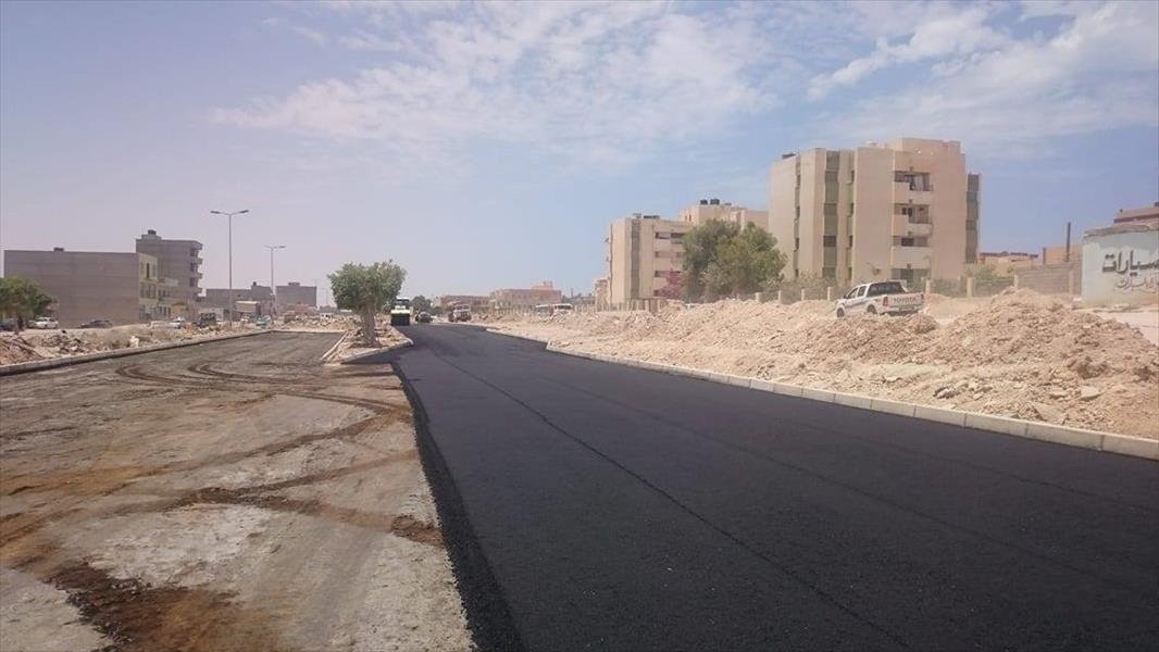 بلدية طبرق تشرع في تنفيذ أعمال رصف طريق ومفترق السنينات