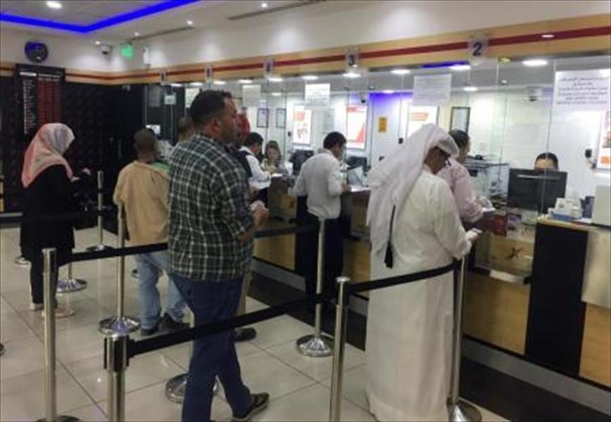 شح الدولار يضر مكاتب الصرافة في قطر مع تقليص أنشطة بنوك أجنبية