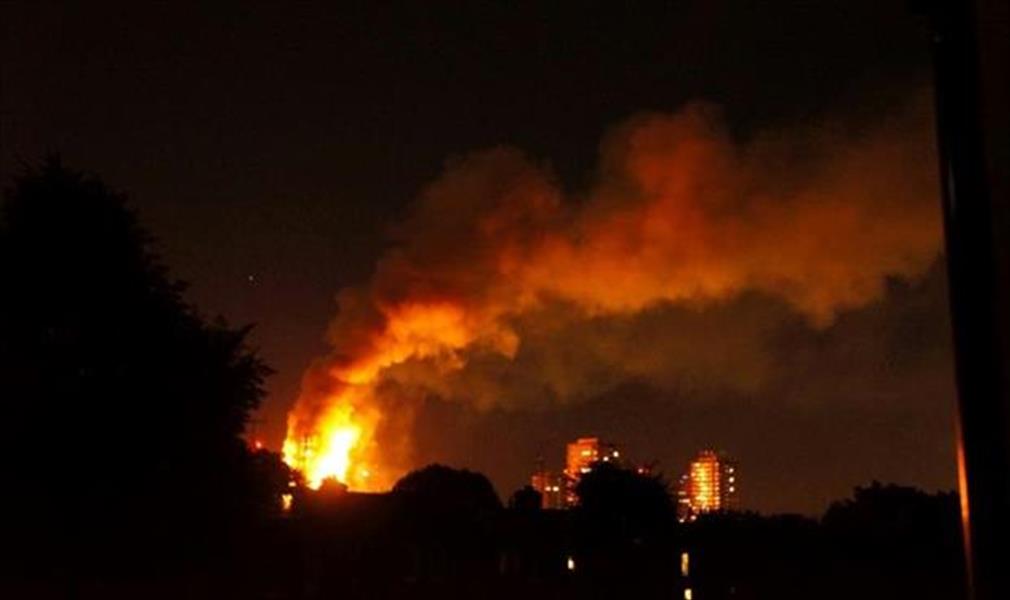 حريق ضخم يلتهم برجًا سكنيًا في لندن.. و200 إطفائي للسيطرة عليه