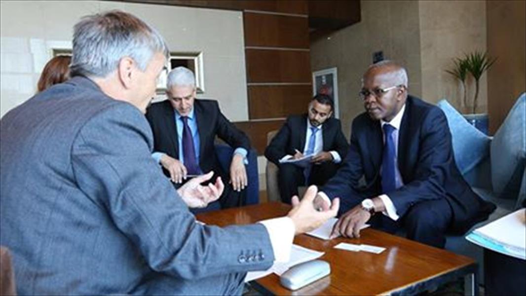 وزير العمل يلتقي السفير البريطاني في طرابلس