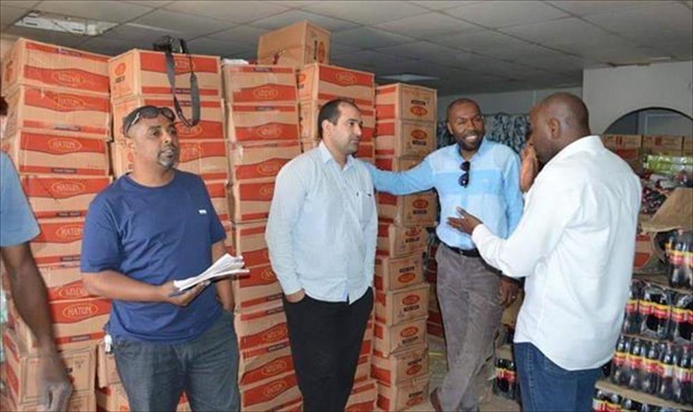 توزيع مساعدات غذائية على نازحي تاورغاء في بنغازي 