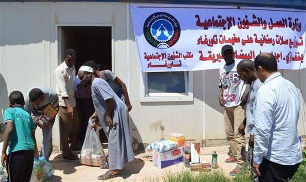توزيع مساعدات غذائية على نازحي تاورغاء في بنغازي 